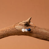 Bracelet jonc Rhodes - lapis lazuli, céramique fleurie et quartz blanc, plaqué or 24K, fait main en France