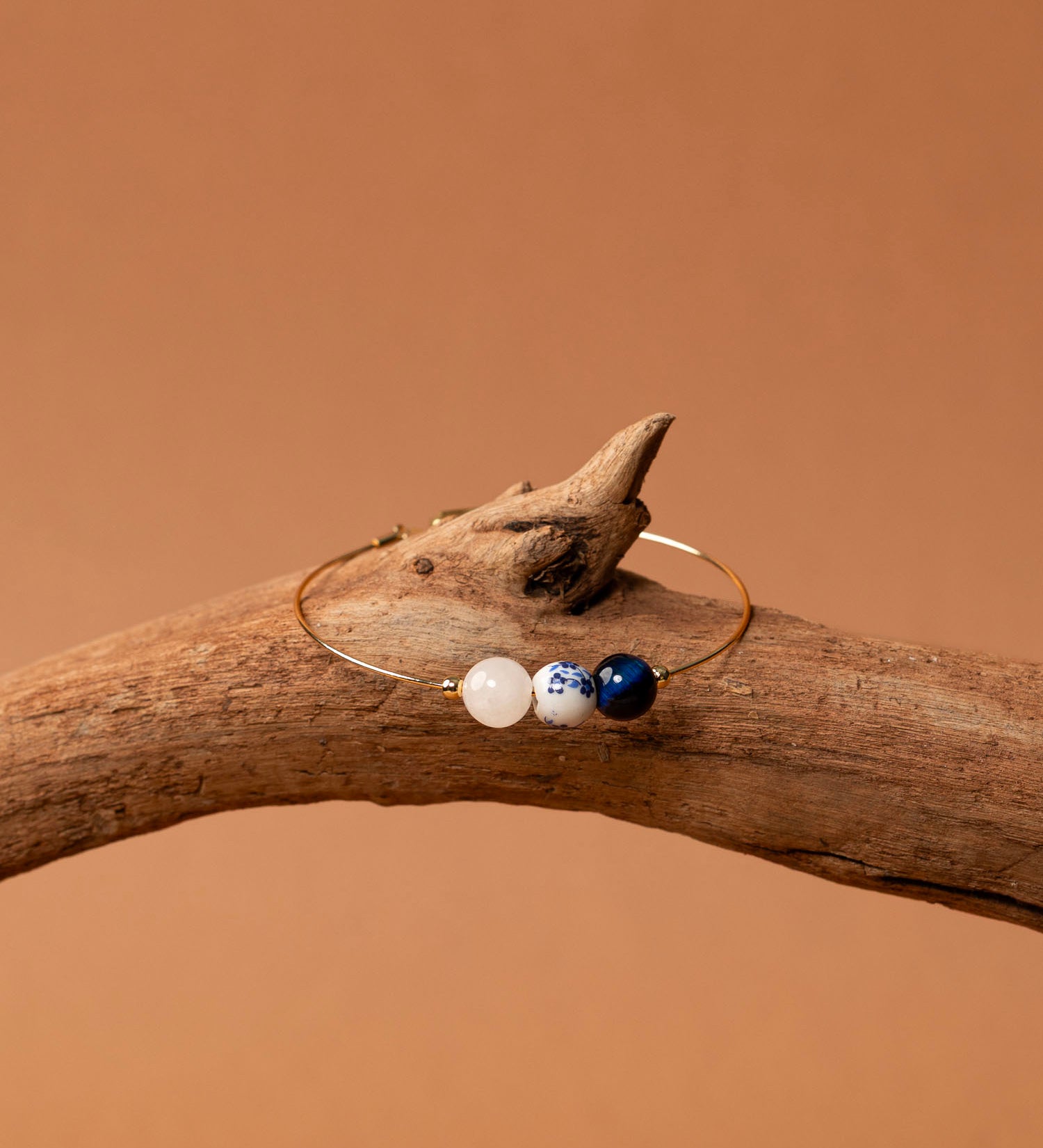 Bracelet jonc Rhodes - lapis lazuli, céramique fleurie et quartz blanc, plaqué or 24K, fait main en France
