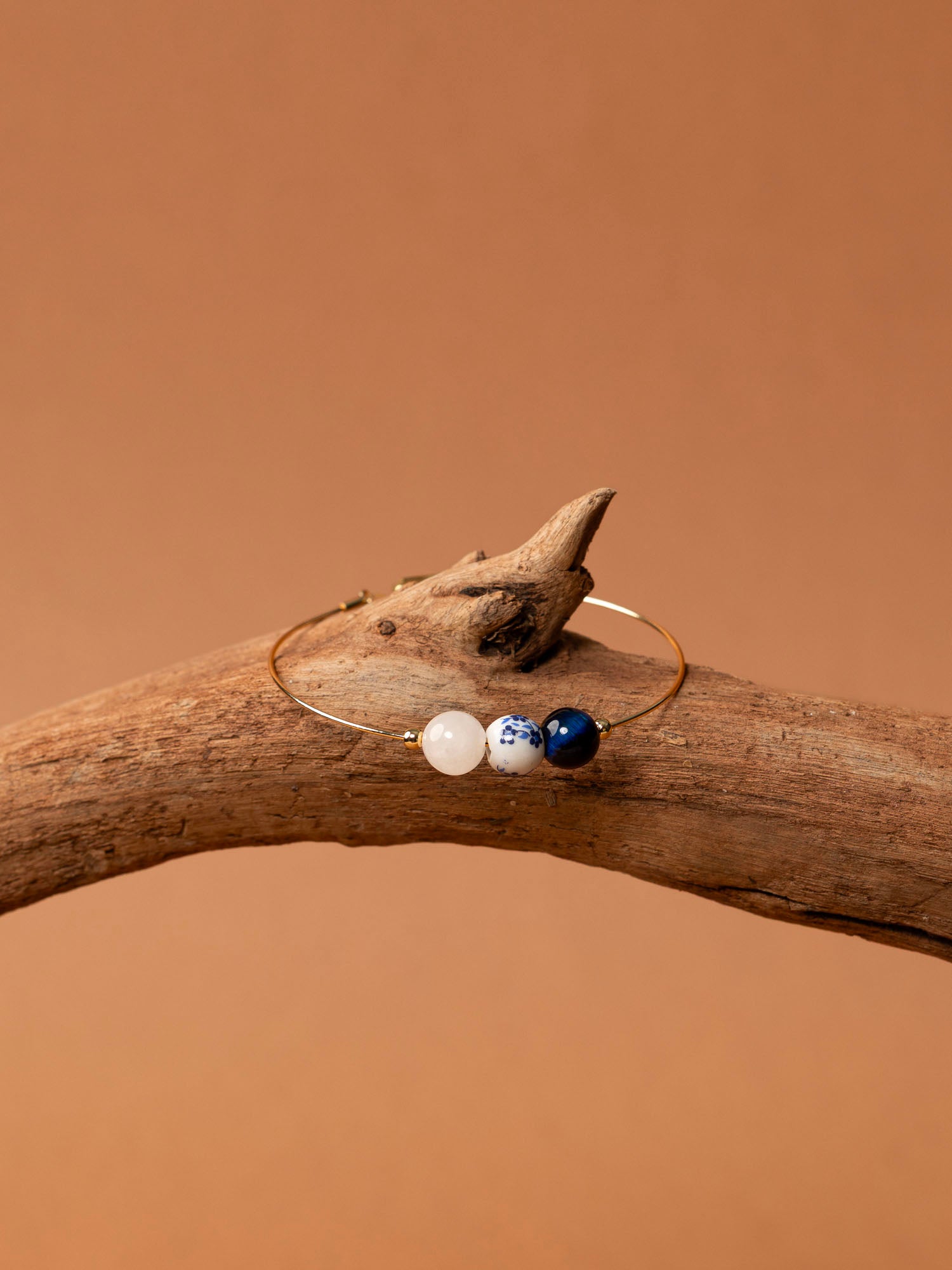 Bracelet jonc Rhodes - lapis lazuli, céramique fleurie et quartz blanc, plaqué or 24K, fait main en France