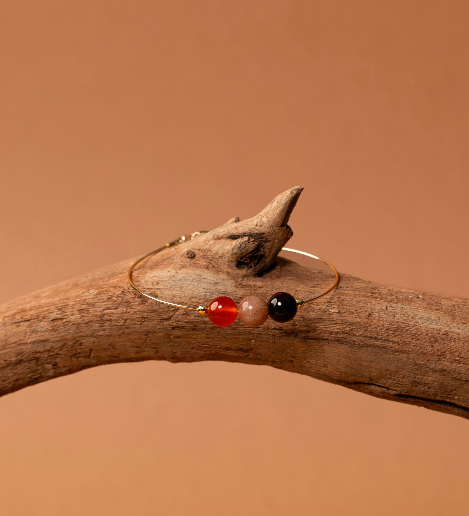 Bracelet jonc Saona - œil de tigre, pierre du soleil et agate rouge, plaqué or 24K, fait main en France