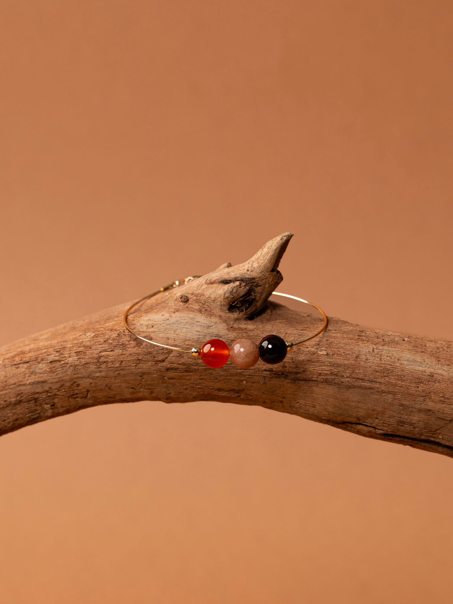 Bracelet jonc Saona - œil de tigre, pierre du soleil et agate rouge, plaqué or 24K, fait main en France