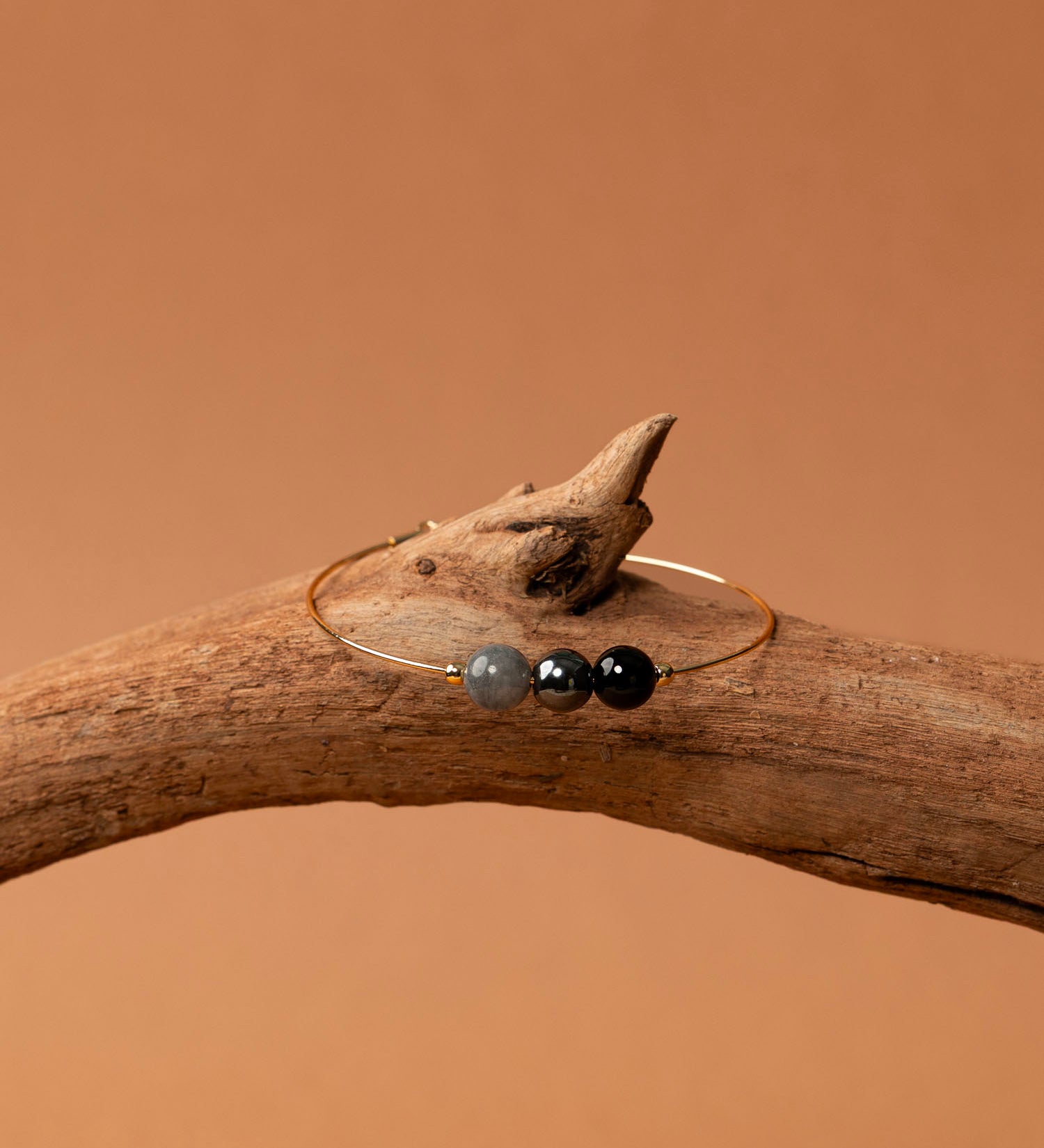 Bracelet jonc Vulcano - onyx, hématite et labradorite, plaqué or 24K, fait main en France