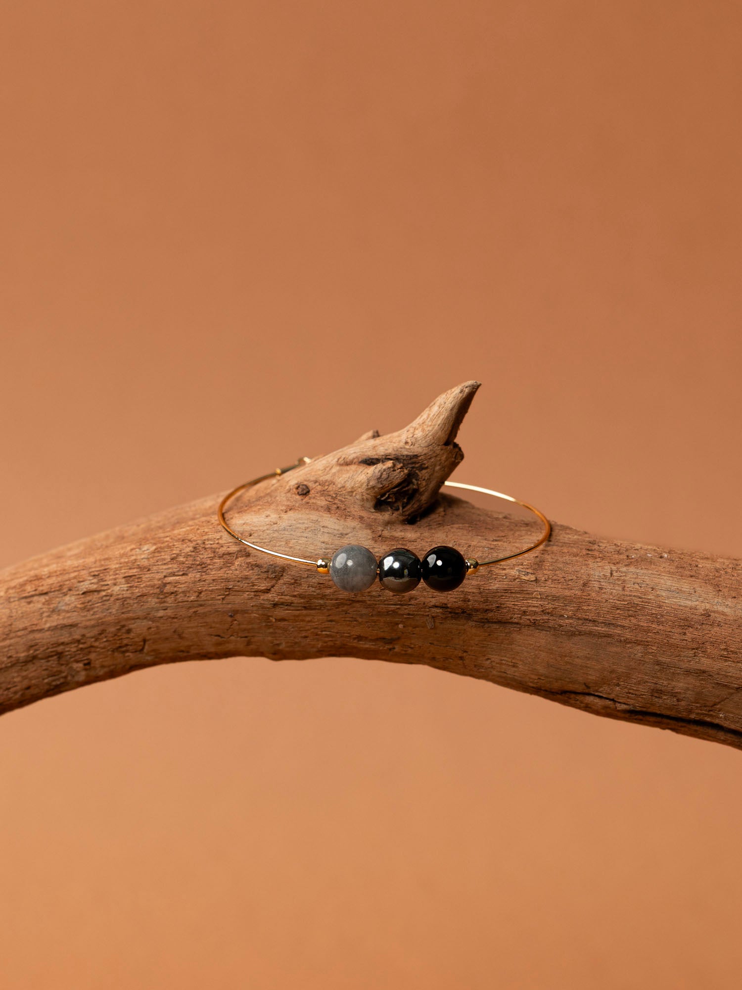 Bracelet jonc Vulcano - onyx, hématite et labradorite, plaqué or 24K, fait main en France
