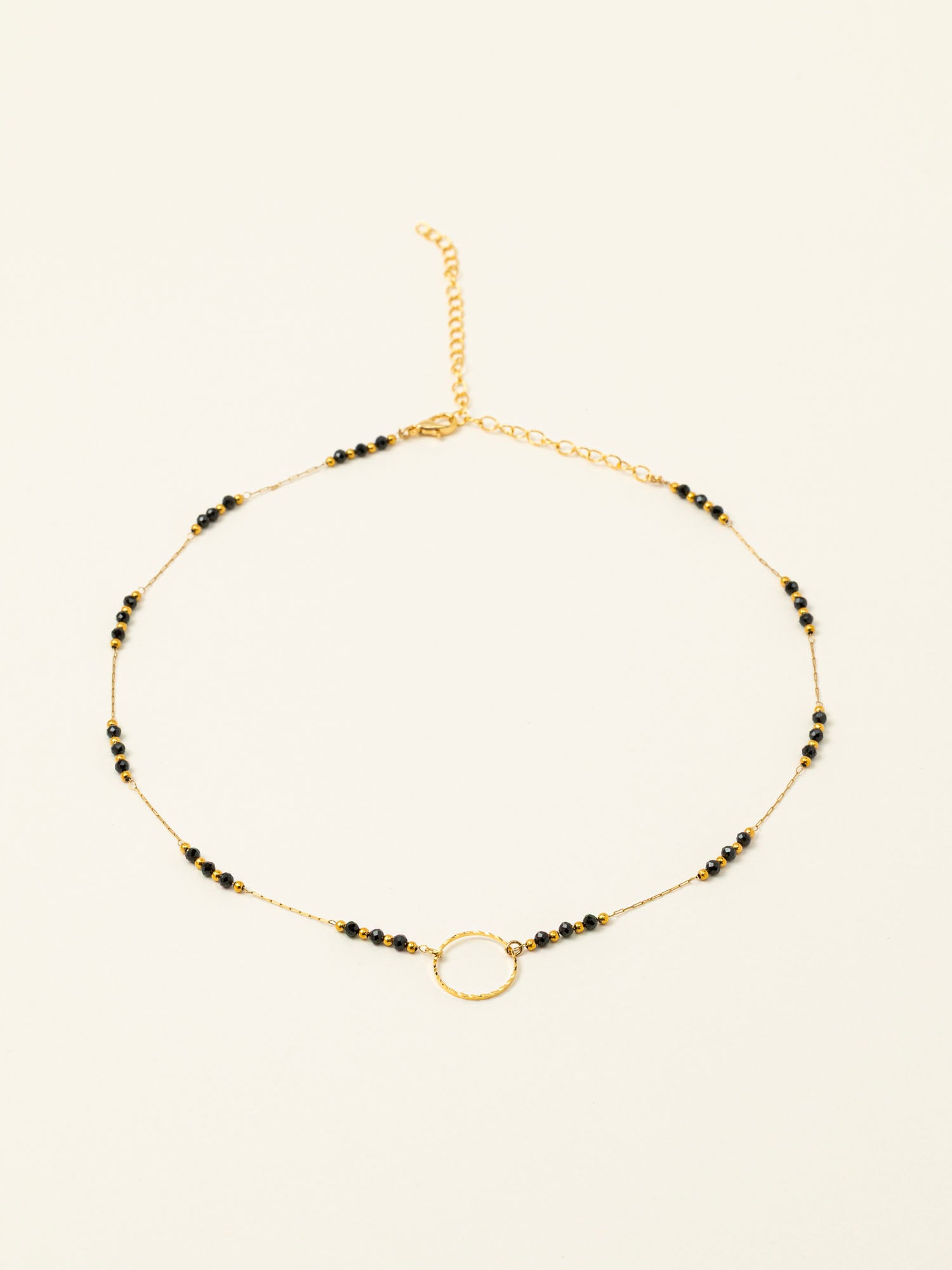 Collier artisanal Cassis - perles d'onyx et anneau doré ciselé, plaqué or 24K, fait main en France