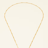 Collier Amalfi, chaîne satellite dorée forme Y et perles pierre de lune, fond crème
