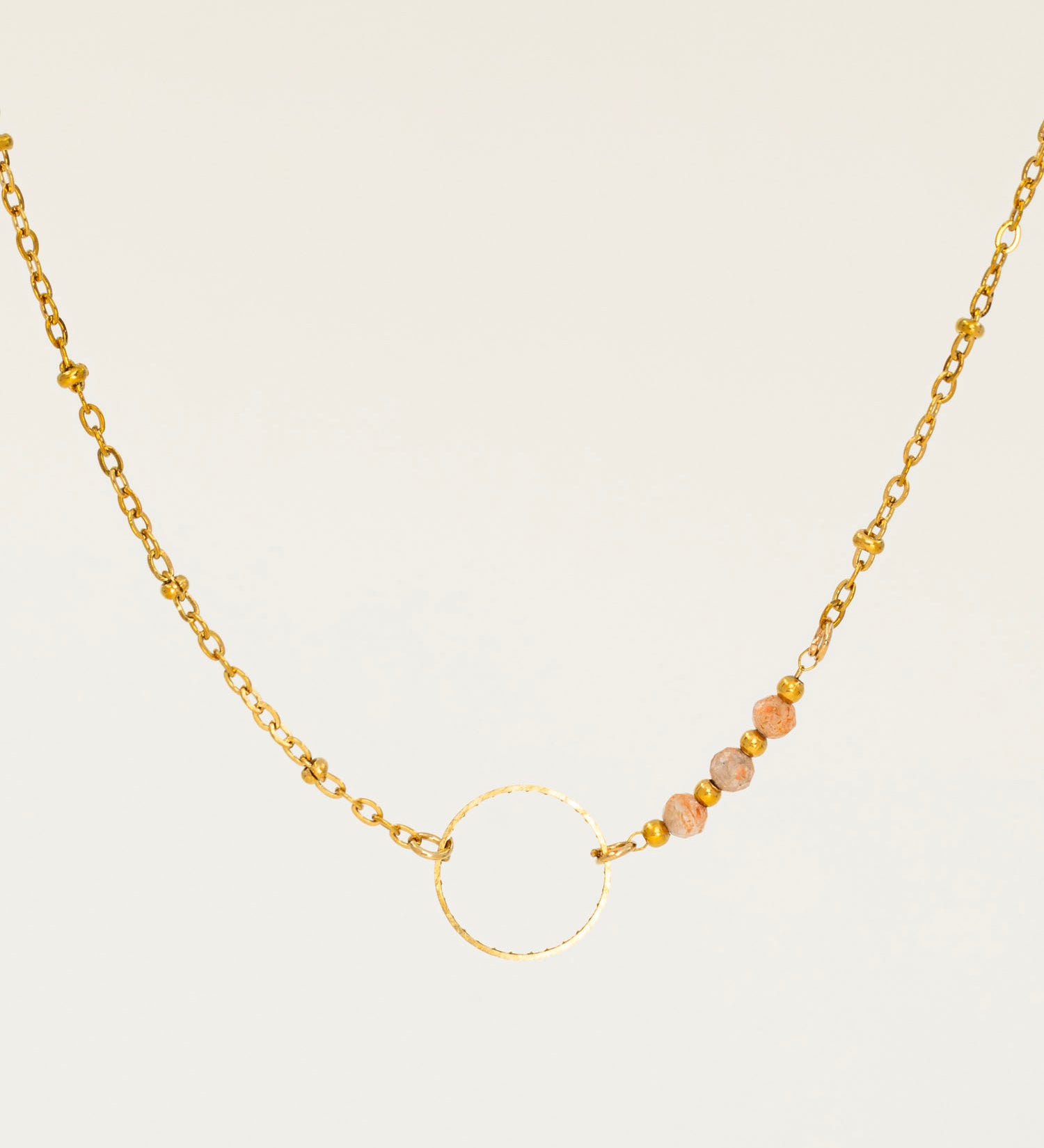 Collier artisanal Calvi -anneau doré ciselé et perles du soleil, plaqué or 24K, fait main en France