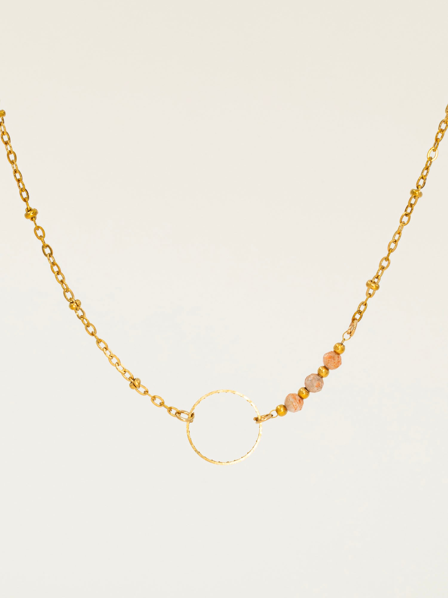 Collier artisanal Calvi -anneau doré ciselé et perles du soleil, plaqué or 24K, fait main en France