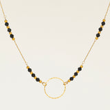 Collier artisanal Cassis - perles d'onyx et anneau doré ciselé, plaqué or 24K, fait main en France
