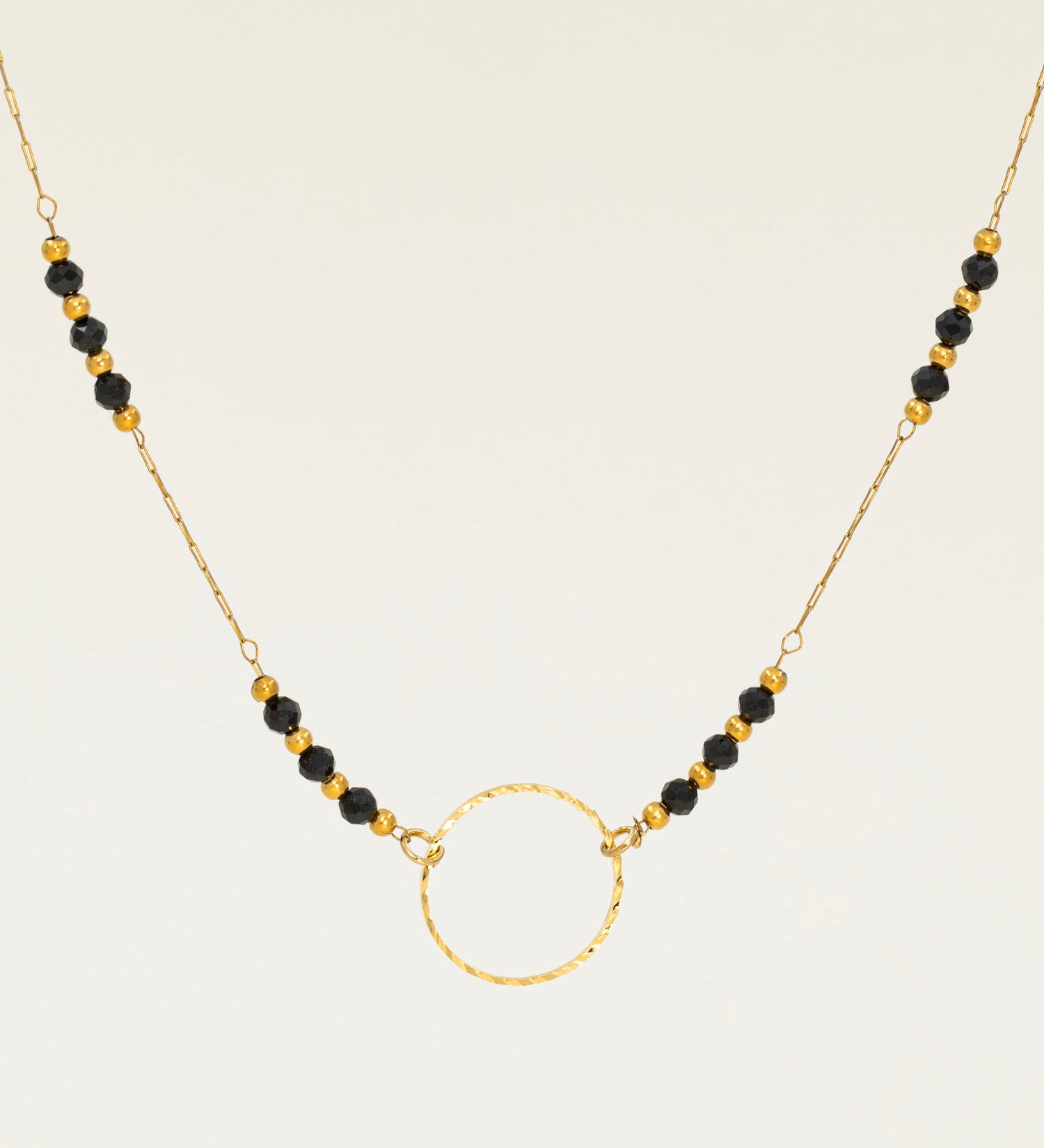 Collier artisanal Cassis - perles d'onyx et anneau doré ciselé, plaqué or 24K, fait main en France