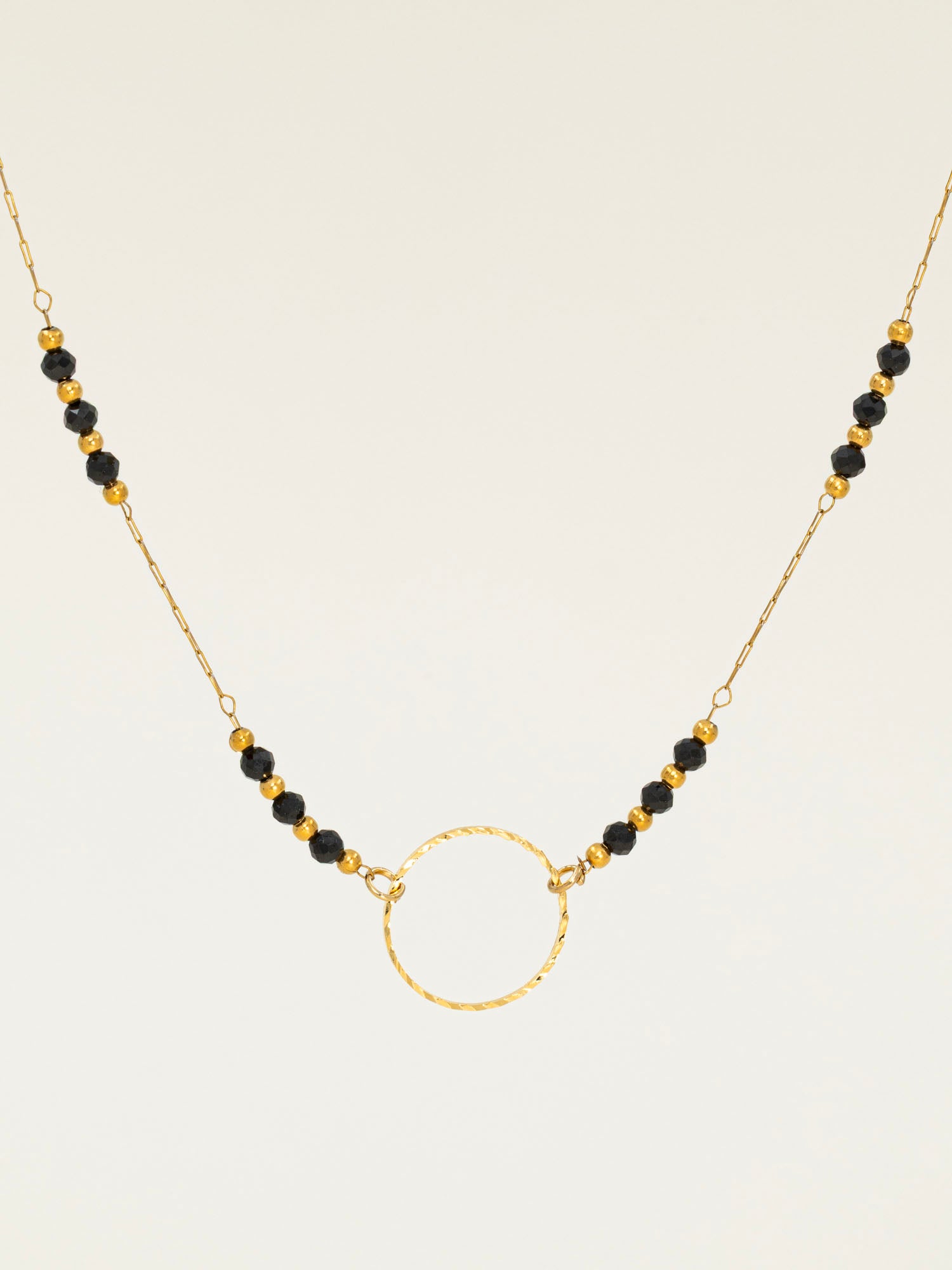 Collier artisanal Cassis - perles d'onyx et anneau doré ciselé, plaqué or 24K, fait main en France