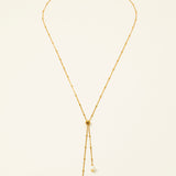 Collier Amalfi, chaîne satellite dorée forme Y et perles pierre de lune, fond crème