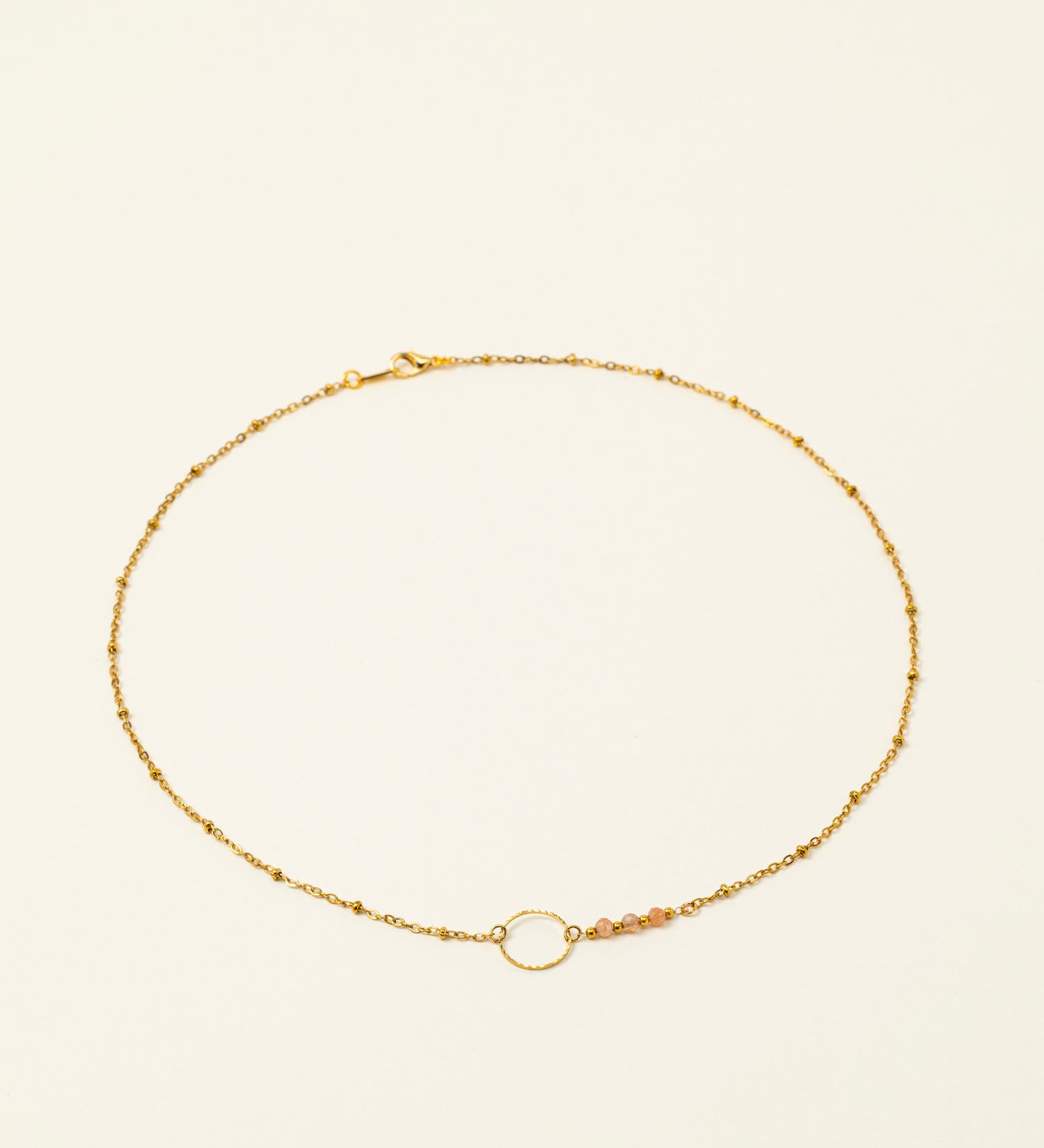 Collier artisanal Calvi -anneau doré ciselé et perles du soleil, plaqué or 24K, fait main en France