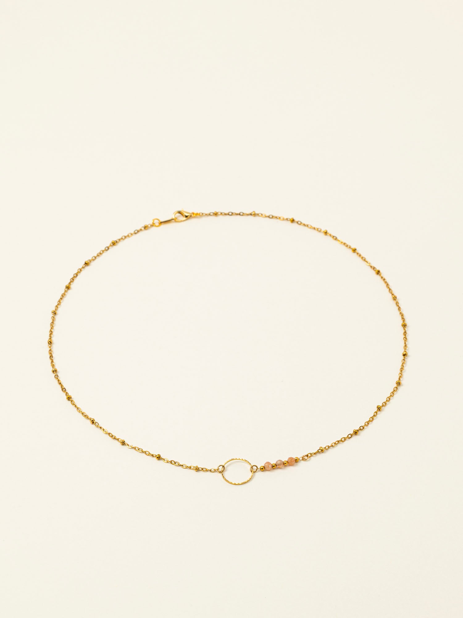Collier artisanal Calvi -anneau doré ciselé et perles du soleil, plaqué or 24K, fait main en France