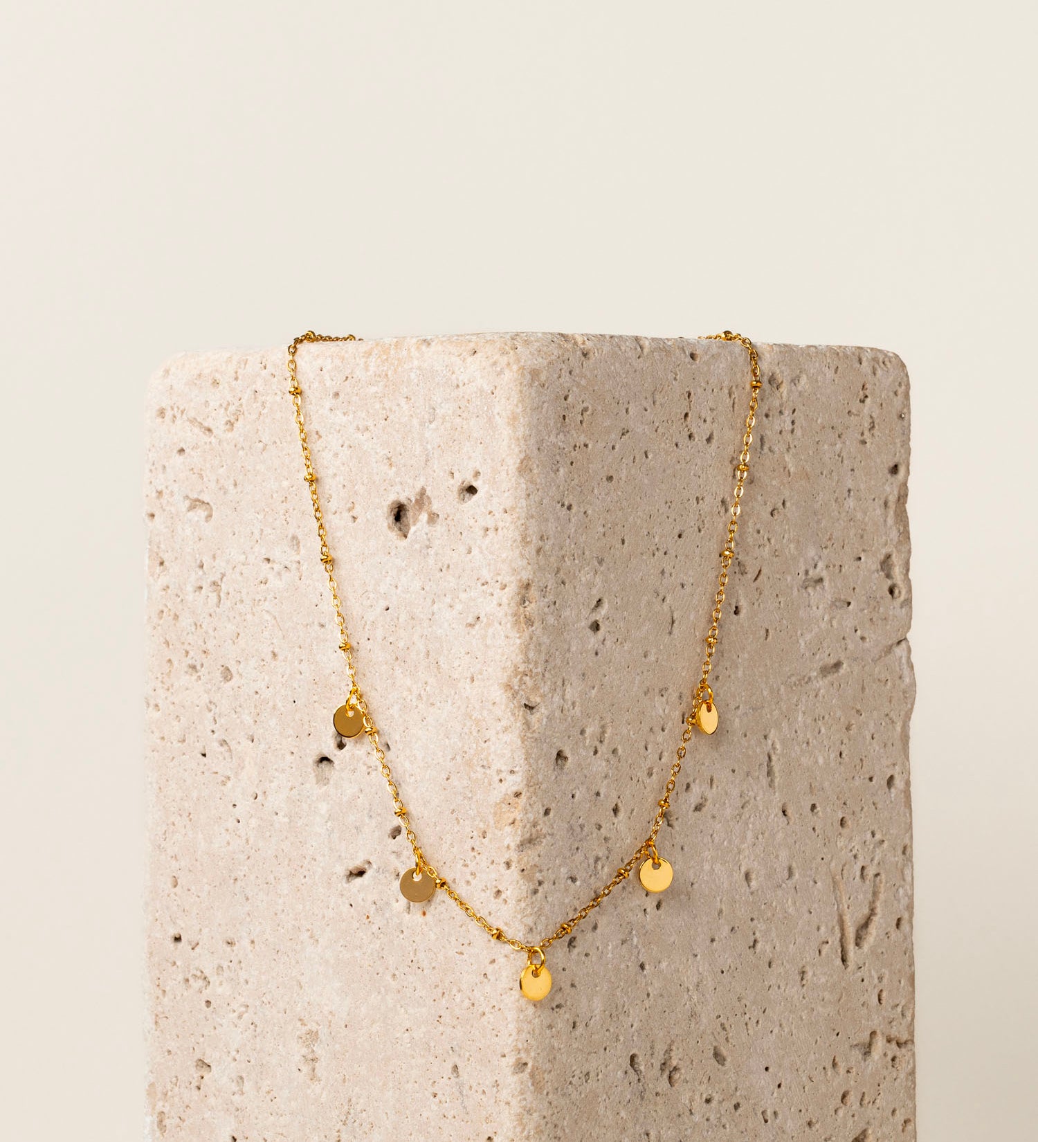 Collier artisanal Elba - pastilles dorées plaqué or, ajustable, fait main en France