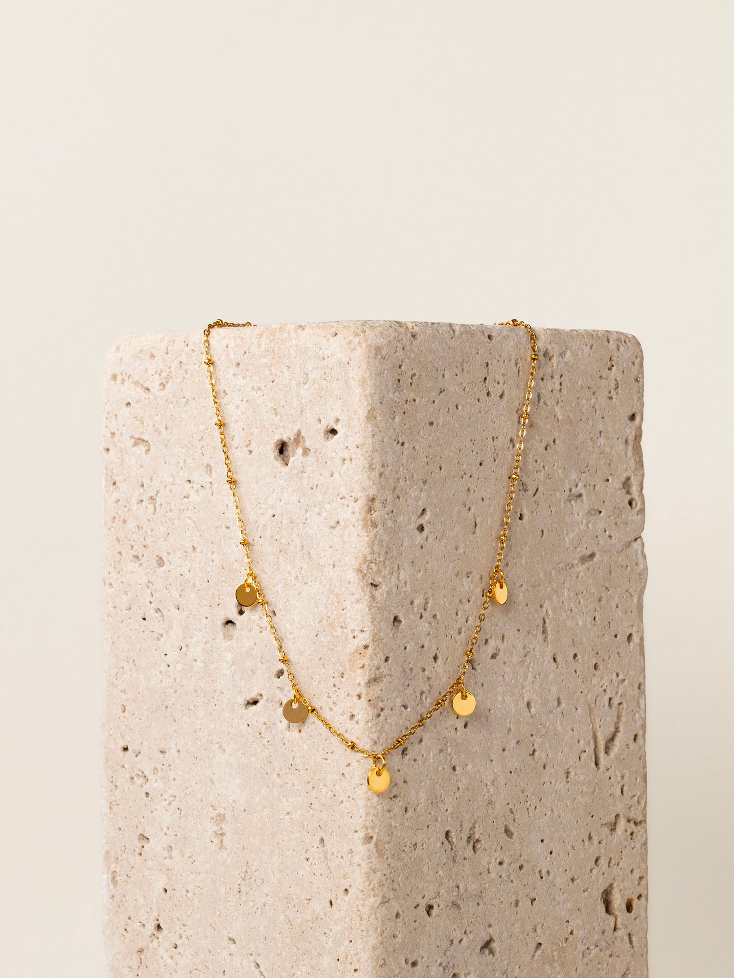 Collier artisanal Elba - pastilles dorées plaqué or, ajustable, fait main en France