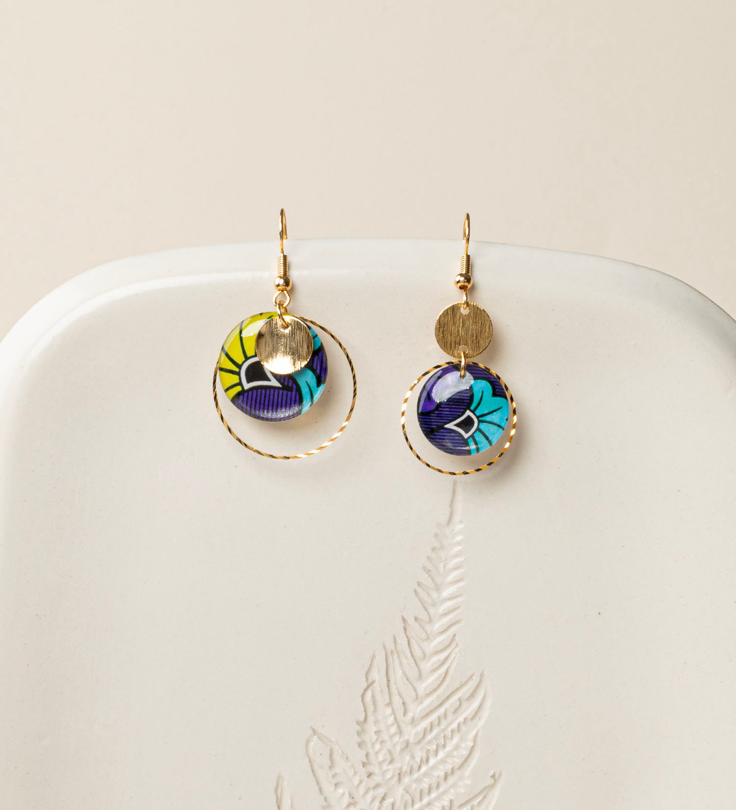 Boucles d'oreilles Niamey, disque wax violet turquoise et vert anis, anneau laiton torsadé brut