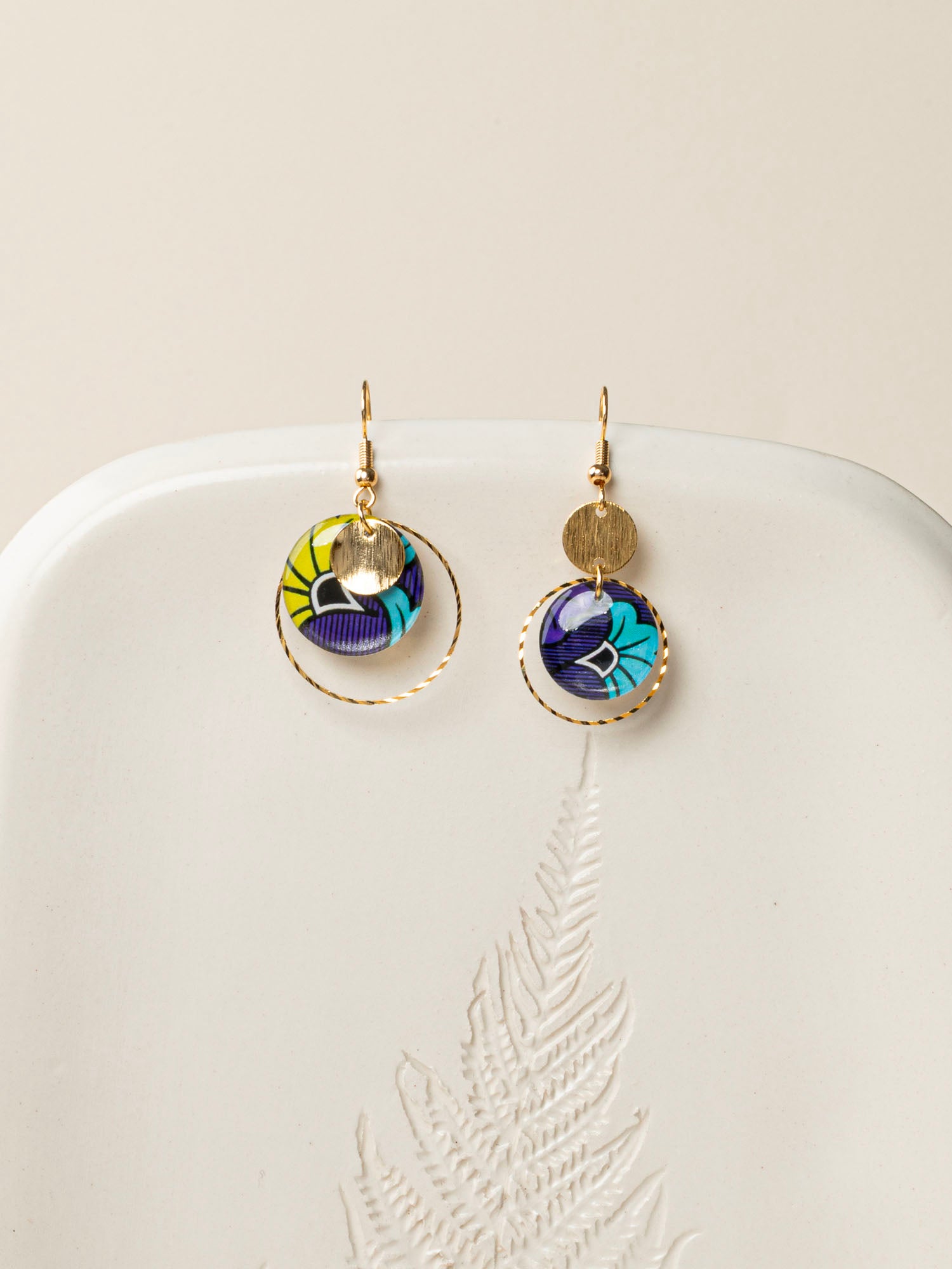 Boucles d'oreilles Niamey, disque wax violet turquoise et vert anis, anneau laiton torsadé brut