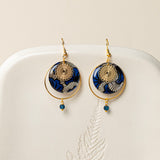 Boucles d'oreilles artisanales Lusaka - wax résiné bleu graphique et rosace dorée ajourée, fait main en France