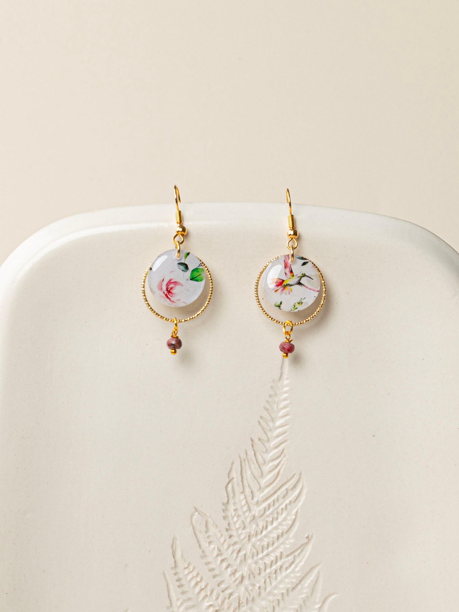 Boucles d'oreilles artisanales Adélaïde bleu - papier résiné plumes de paon et laiton doré, fait main en France