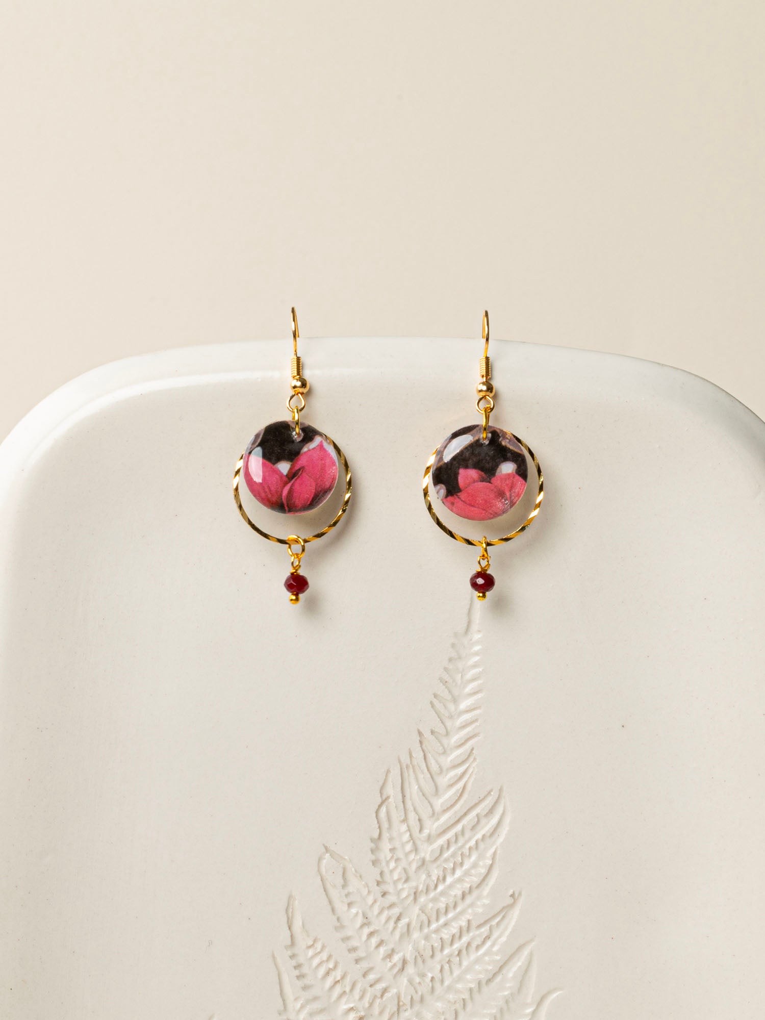Boucles d'oreilles artisanales Palerme rouge - papier résiné fleurs profondes et pierre naturelle, fait main en France