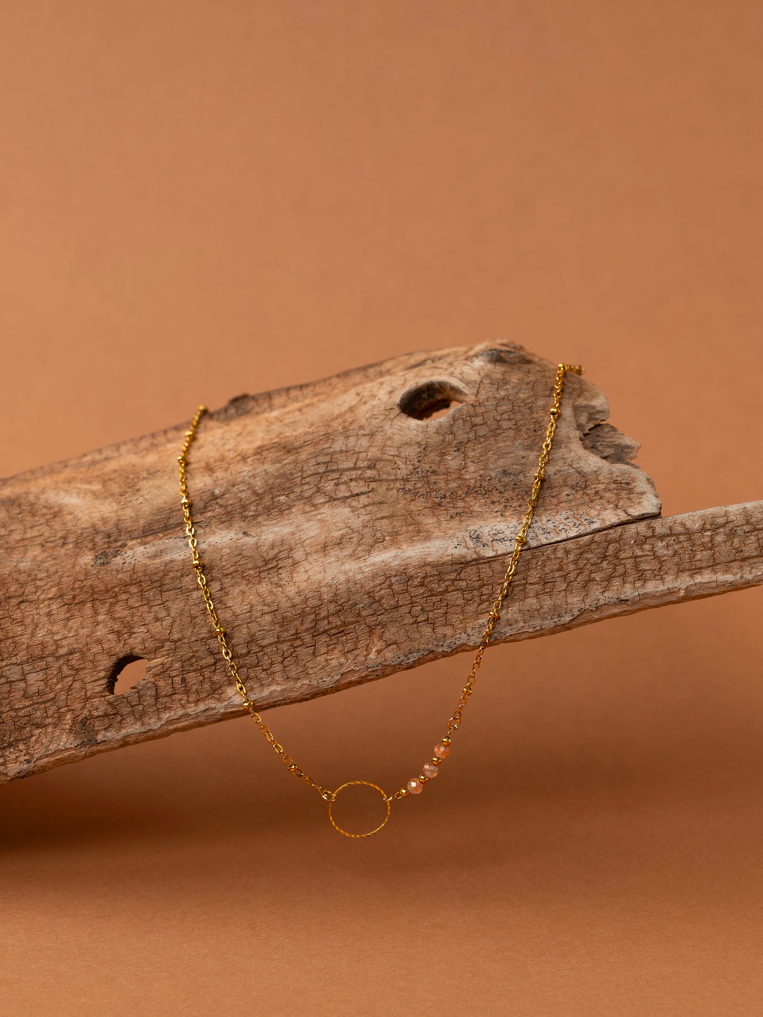Collier artisanal Calvi -anneau doré ciselé et perles du soleil, plaqué or 24K, fait main en France
