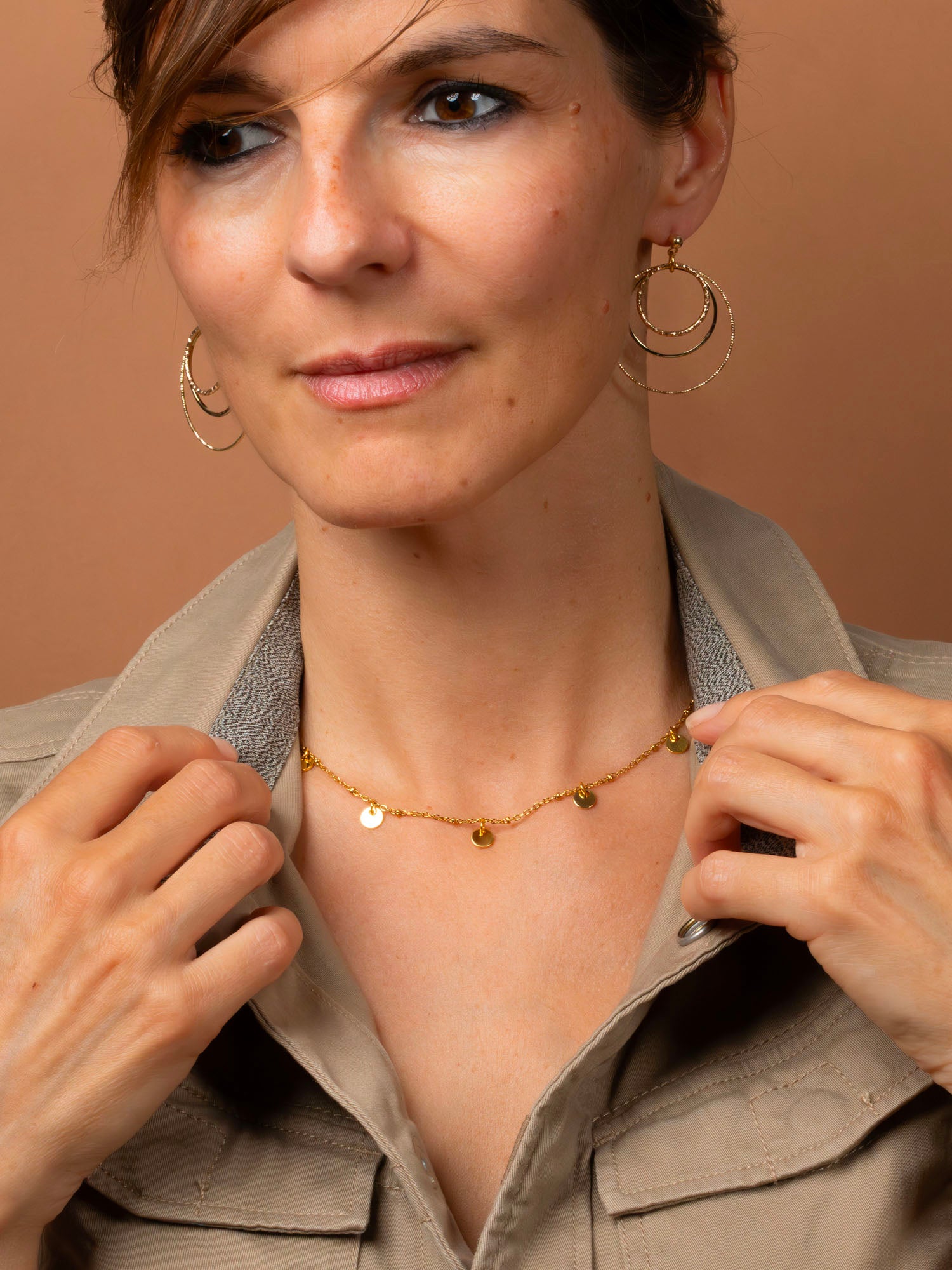 Collier Elba porté - bijou pastilles dorées fait main, créatrice française