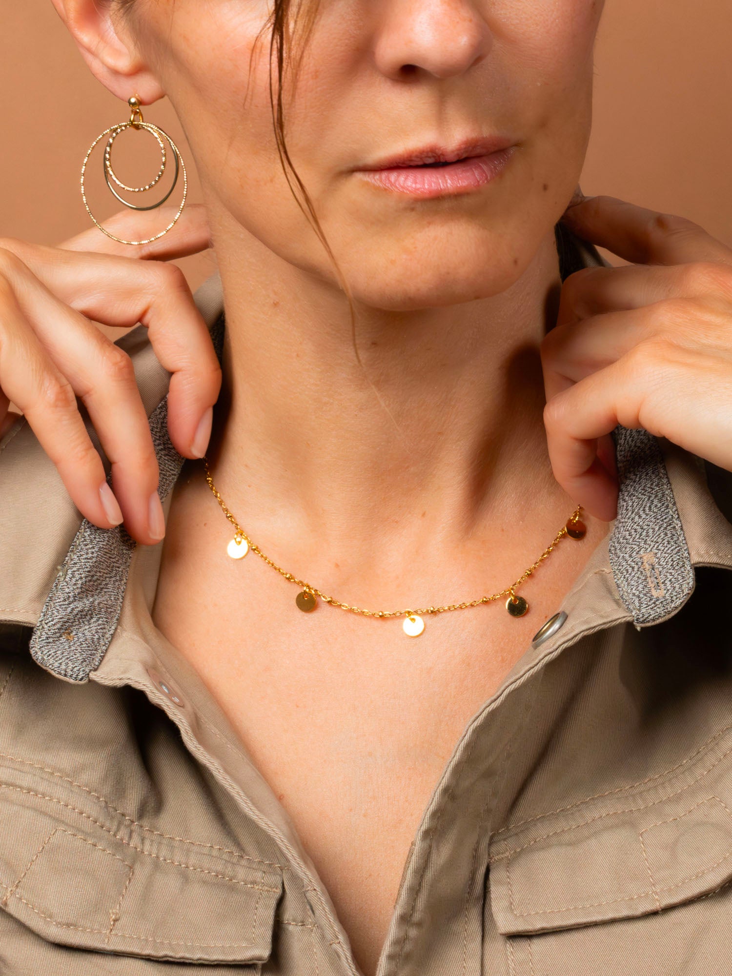 Collier Elba porté - bijou pastilles dorées fait main, créatrice française