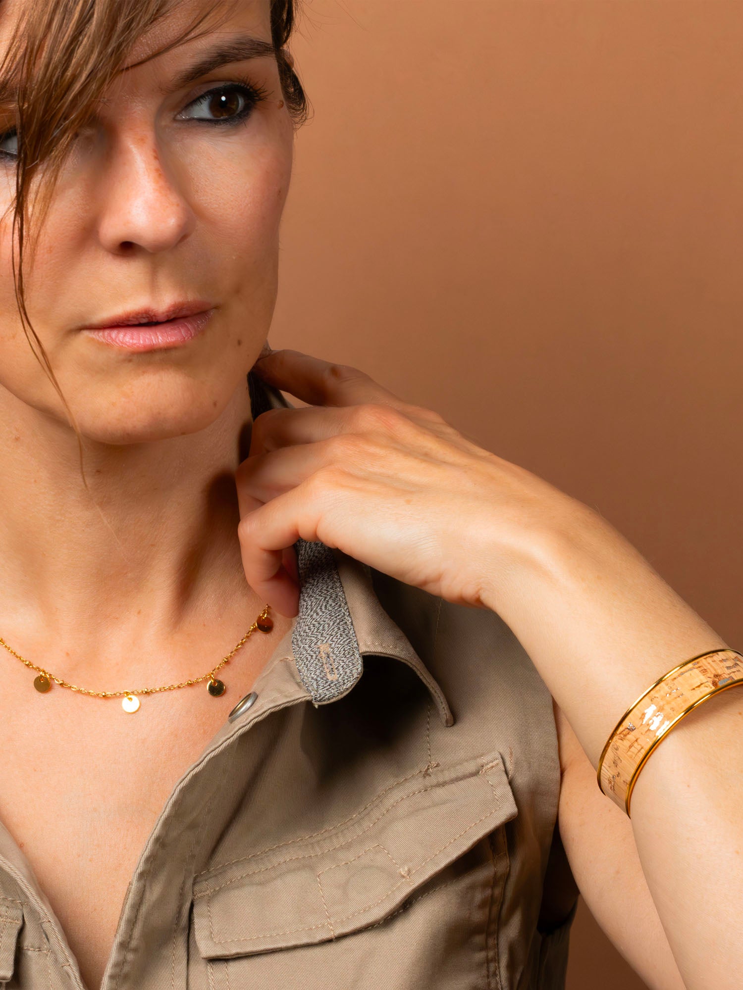 Collier Elba porté - bijou pastilles dorées fait main, créatrice française